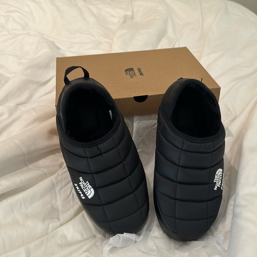 The North Face x Skims - BRAND NEW - THERMOBALL TRACTION MULES V